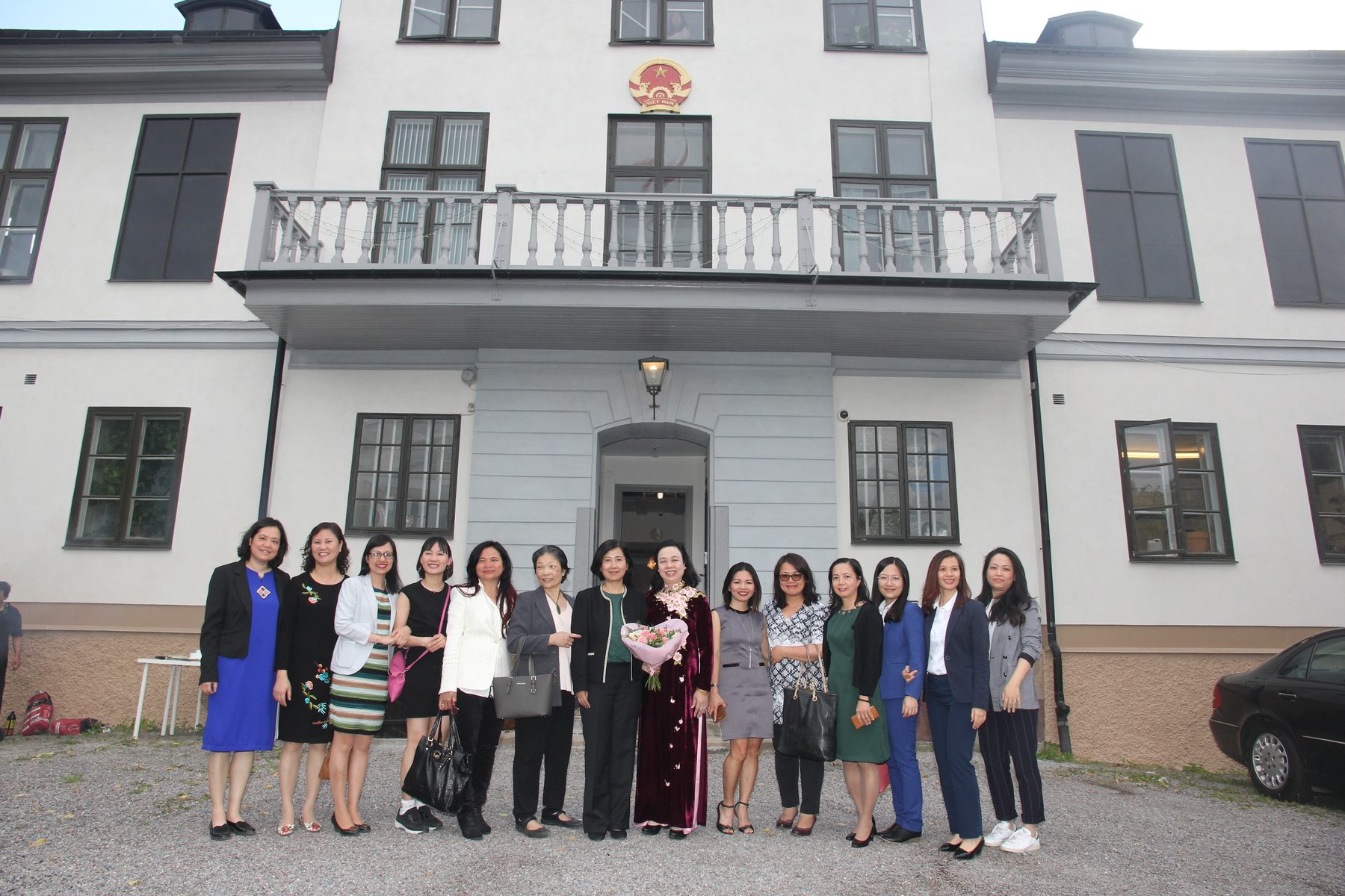 Thành viên Hội trước một toà nhà