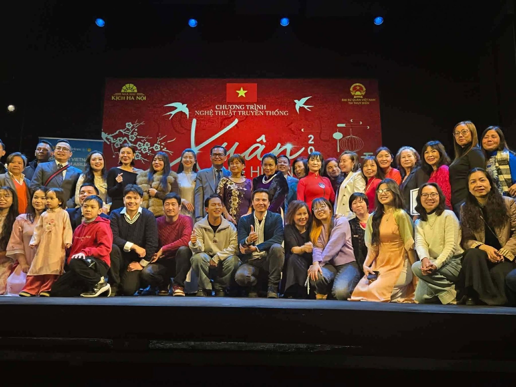 Đông đảo cộng đồng trên sân khấu chương trình Xuân 2026